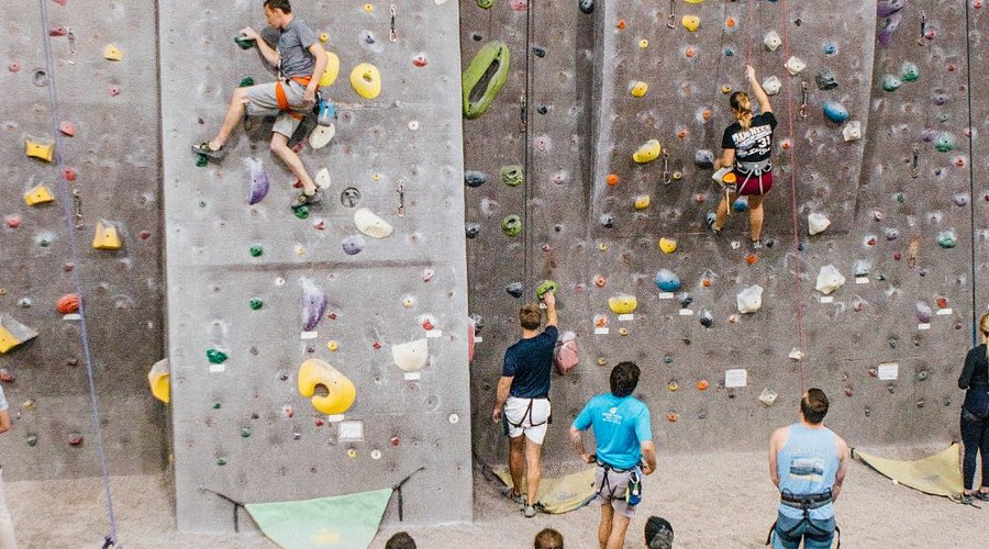 The Benefits of Indoor Climbing for Beginners